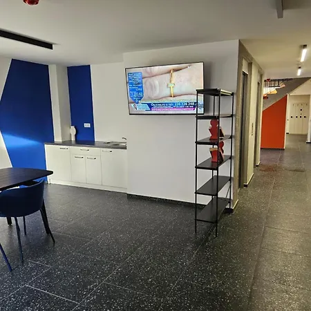 Apartment Live-inn 2 Bdr Family For 1-8 Guests, 20 Mins To Center, Lift, Gym, Reception, Parking, Roof Terrace, Game & Party *