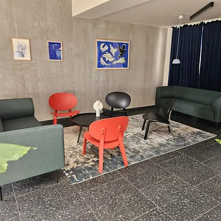 Live-inn 2 Bdr Family For 1-8 Guests, 20 Mins To Center, Lift, Gym, Reception, Parking, Roof Terrace, Game & Party Apartment Prague