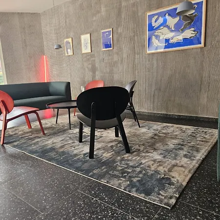 Apartment Live-inn 2 Bdr Family For 1-8 Guests, 20 Mins To Center, Lift, Gym, Reception, Parking, Roof Terrace, Game & Party Prague