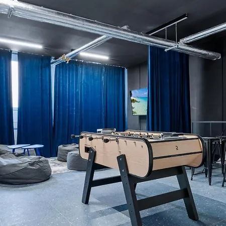 Live-inn 2 Bdr Family For 1-8 Guests, 20 Mins To Center, Lift, Gym, Reception, Parking, Roof Terrace, Game & Party Apartment *