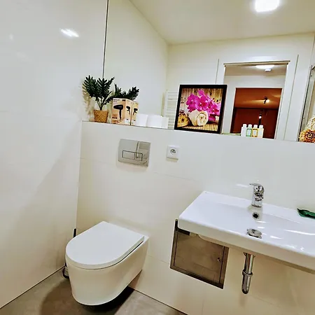 Live-inn 2 Bdr Family For 1-8 Guests, 20 Mins To Center, Lift, Gym, Reception, Parking, Roof Terrace, Game & Party * Prague