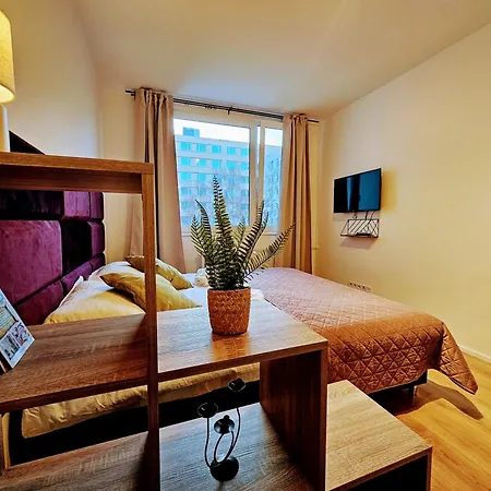 Apartment Live-inn 2 Bdr Family For 1-8 Guests, 20 Mins To Center, Lift, Gym, Reception, Parking, Roof Terrace, Game & Party
