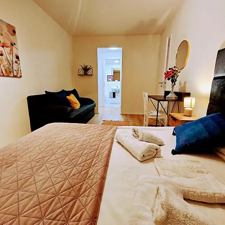Live-inn 2 Bdr Family For 1-8 Guests, 20 Mins To Center, Lift, Gym, Reception, Parking, Roof Terrace, Game & Party Apartment Prague