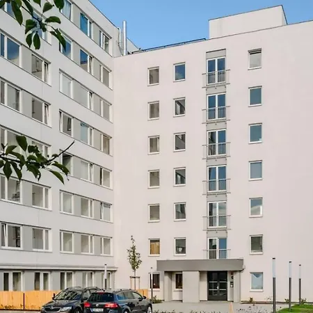 Apartment Live-inn 2 Bdr Family For 1-8 Guests, 20 Mins To Center, Lift, Gym, Reception, Parking, Roof Terrace, Game & Party