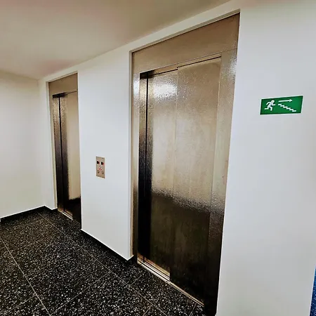 Apartment Live-inn 2 Bdr Family For 1-8 Guests, 20 Mins To Center, Lift, Gym, Reception, Parking, Roof Terrace, Game & Party *