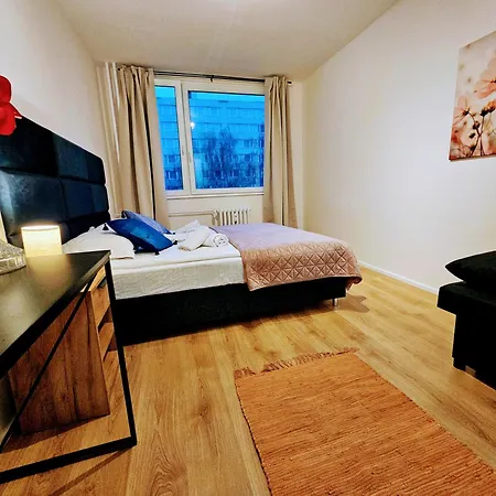 Live-inn 2 Bdr Family For 1-8 Guests, 20 Mins To Center, Lift, Gym, Reception, Parking, Roof Terrace, Game & Party Apartment Prague