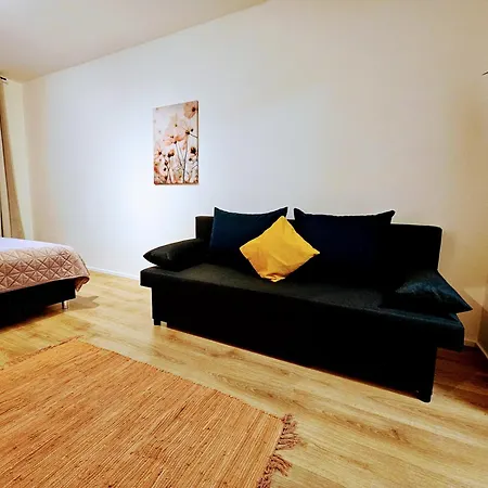 Apartment Live-inn 2 Bdr Family For 1-8 Guests, 20 Mins To Center, Lift, Gym, Reception, Parking, Roof Terrace, Game & Party