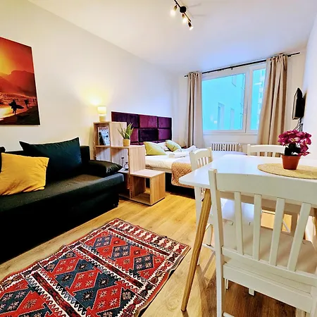 Apartment Live-inn 2 Bdr Family For 1-8 Guests, 20 Mins To Center, Lift, Gym, Reception, Parking, Roof Terrace, Game & Party *