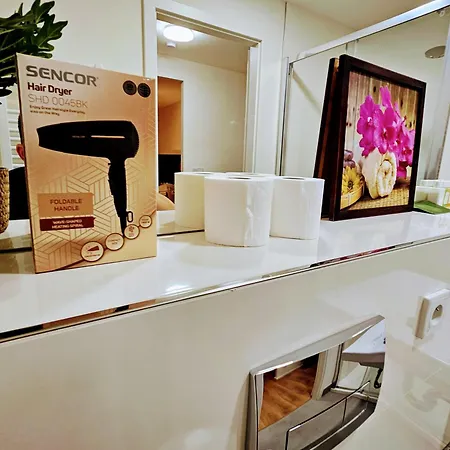 Apartment Live-inn 2 Bdr Family For 1-8 Guests, 20 Mins To Center, Lift, Gym, Reception, Parking, Roof Terrace, Game & Party Prague