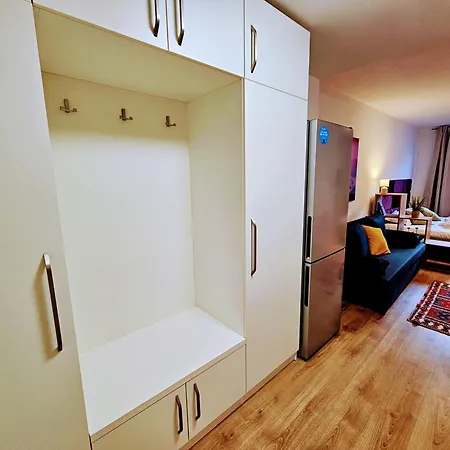 Live-inn 2 Bdr Family For 1-8 Guests, 20 Mins To Center, Lift, Gym, Reception, Parking, Roof Terrace, Game & Party *