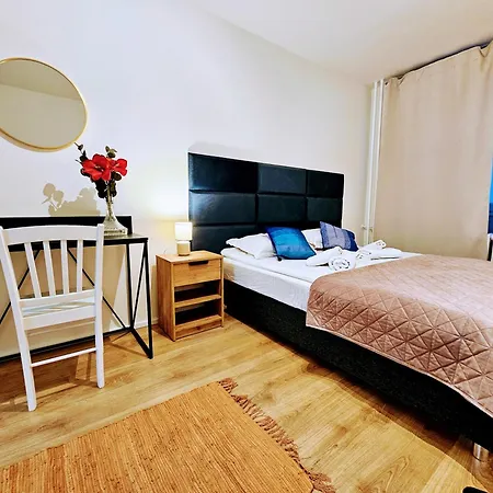 Live-inn 2 Bdr Family For 1-8 Guests, 20 Mins To Center, Lift, Gym, Reception, Parking, Roof Terrace, Game & Party Prague