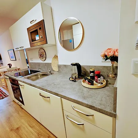 Live-inn 2 Bdr Family For 1-8 Guests, 20 Mins To Center, Lift, Gym, Reception, Parking, Roof Terrace, Game & Party * Prague