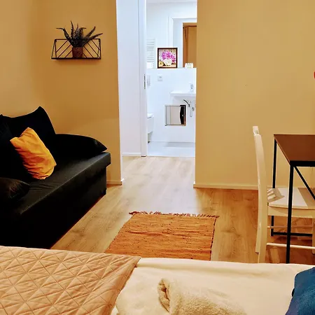 Live-inn 2 Bdr Family For 1-8 Guests, 20 Mins To Center, Lift, Gym, Reception, Parking, Roof Terrace, Game & Party Apartment