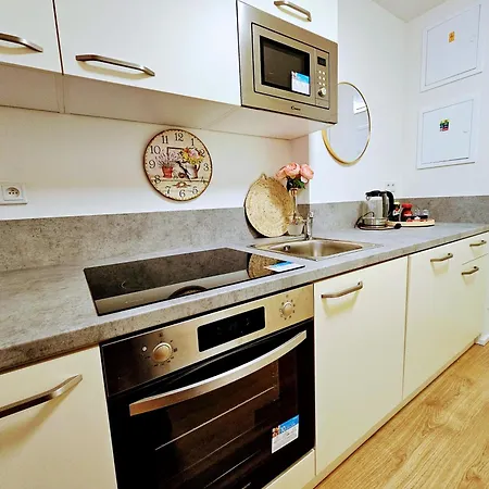 Live-inn 2 Bdr Family For 1-8 Guests, 20 Mins To Center, Lift, Gym, Reception, Parking, Roof Terrace, Game & Party Apartment *