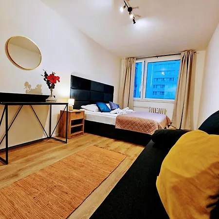 Apartment Live-inn 2 Bdr Family For 1-8 Guests, 20 Mins To Center, Lift, Gym, Reception, Parking, Roof Terrace, Game & Party *
