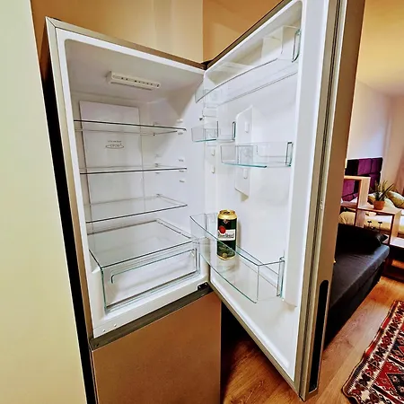 Apartment Live-inn 2 Bdr Family For 1-8 Guests, 20 Mins To Center, Lift, Gym, Reception, Parking, Roof Terrace, Game & Party Prague