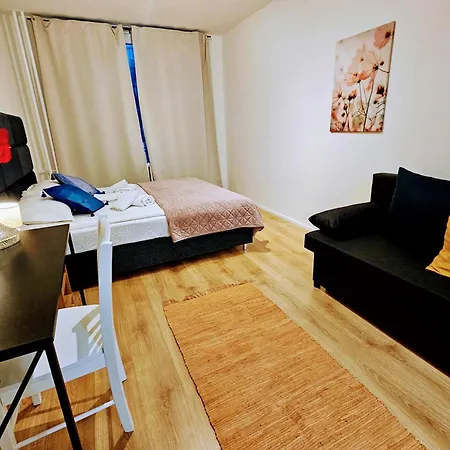 Live-inn 2 Bdr Family For 1-8 Guests, 20 Mins To Center, Lift, Gym, Reception, Parking, Roof Terrace, Game & Party *