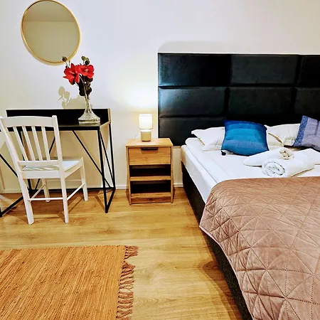 Apartment Live-inn 2 Bdr Family For 1-8 Guests, 20 Mins To Center, Lift, Gym, Reception, Parking, Roof Terrace, Game & Party