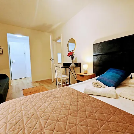 Live-inn 2 Bdr Family For 1-8 Guests, 20 Mins To Center, Lift, Gym, Reception, Parking, Roof Terrace, Game & Party Apartment Prague