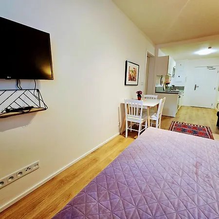 Live-inn 2 Bdr Family For 1-8 Guests, 20 Mins To Center, Lift, Gym, Reception, Parking, Roof Terrace, Game & Party Apartment Prague