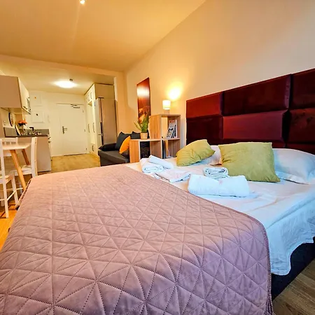 Apartment Live-inn 2 Bdr Family For 1-8 Guests, 20 Mins To Center, Lift, Gym, Reception, Parking, Roof Terrace, Game & Party Prague