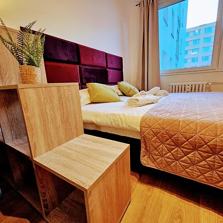 Apartment Live-inn 2 Bdr Family For 1-8 Guests, 20 Mins To Center, Lift, Gym, Reception, Parking, Roof Terrace, Game & Party