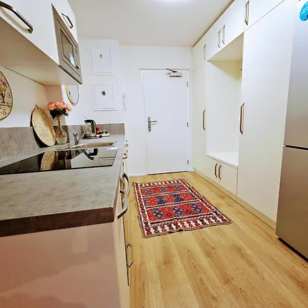 Live-inn 2 Bdr Family For 1-8 Guests, 20 Mins To Center, Lift, Gym, Reception, Parking, Roof Terrace, Game & Party Apartment *