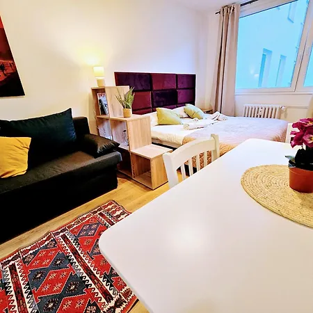Apartment Live-inn 2 Bdr Family For 1-8 Guests, 20 Mins To Center, Lift, Gym, Reception, Parking, Roof Terrace, Game & Party Prague