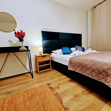 Live-inn 2 Bdr Family For 1-8 Guests, 20 Mins To Center, Lift, Gym, Reception, Parking, Roof Terrace, Game & Party * Prague