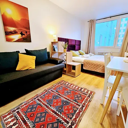 Apartment Live-inn 2 Bdr Family For 1-8 Guests, 20 Mins To Center, Lift, Gym, Reception, Parking, Roof Terrace, Game & Party Prague